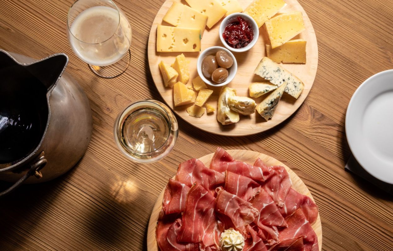 diner en équipe autour d'un diner italien